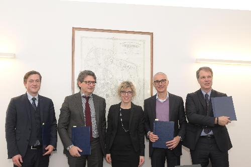 Foto di gruppo dopo la sigla del Memorandum. Da sinistra il direttore di Tum International Daniel Gottschald, il presidente dell'Autorità di Sistema Portuale del Mare Adriatico Orientale Zeno D’Agostino, l'assessore regionale alle Finanze Barbara Zilli, il direttore della Camera di Commercio Italo-Tedesca Alessandro Marino e il direttore della Società Italiana per l’Oleodotto Transalpino (Siot) Alessio Lilli.